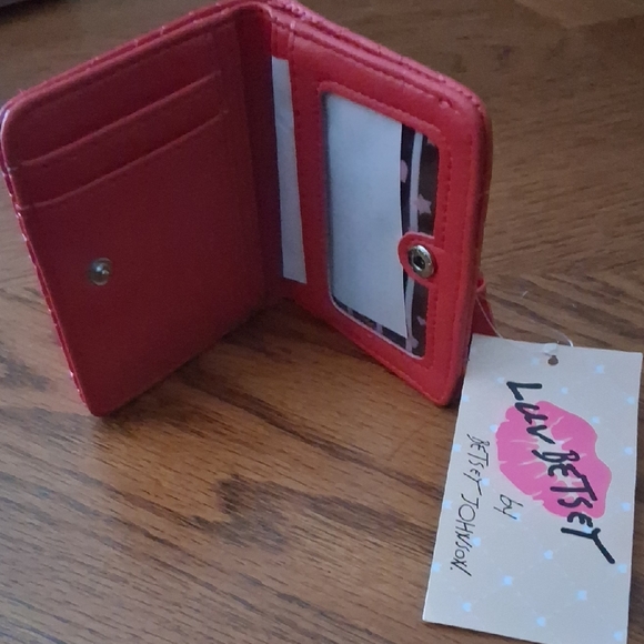 New Betsey Johnson Vibrant Red Wallet - Picture 1 of 5